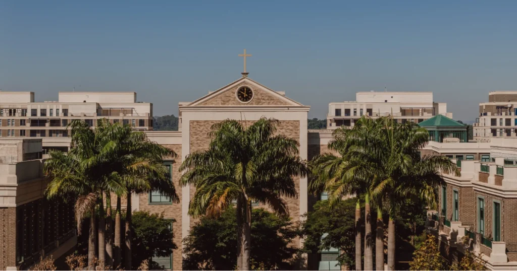 Foto da Igreja Nossa Senhora das Graças, subordinada ao Vaticano no CJ Boa Vista Village em Porto Feliz, São Paulo