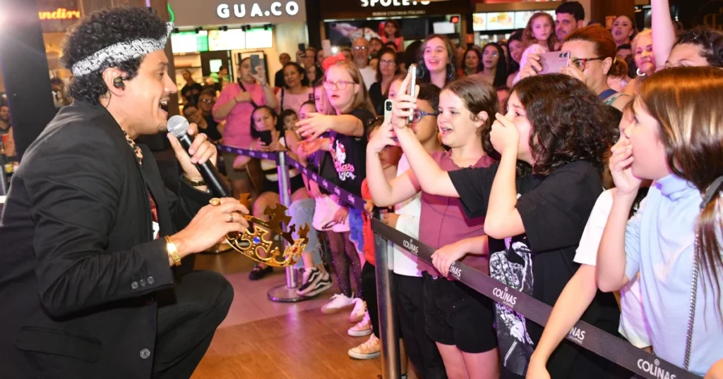 Foto de Johnny Matos, sósia e principal cover latino-americano do músico havaiano, cantando no Colinas Shopping em São José dos Campos