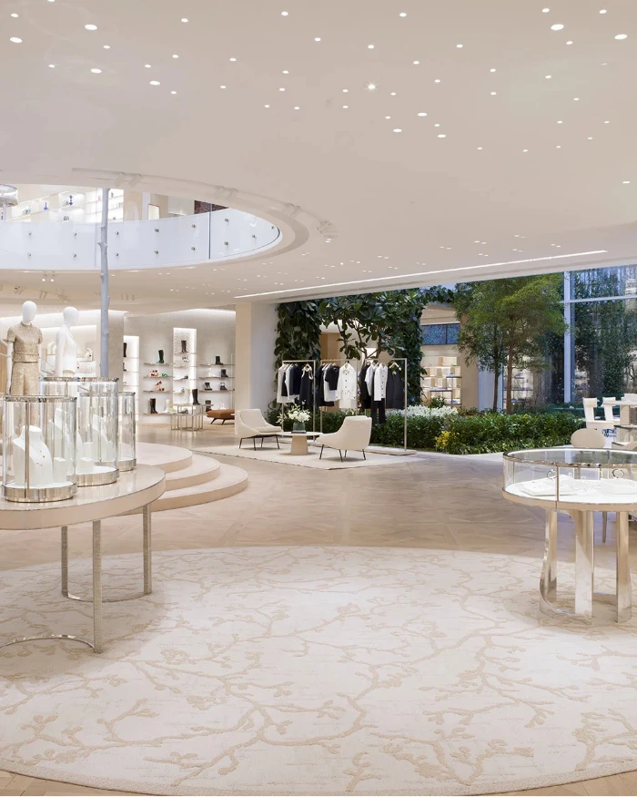 Interior da flagship da Dior na Avenue Montaigne, em Paris
