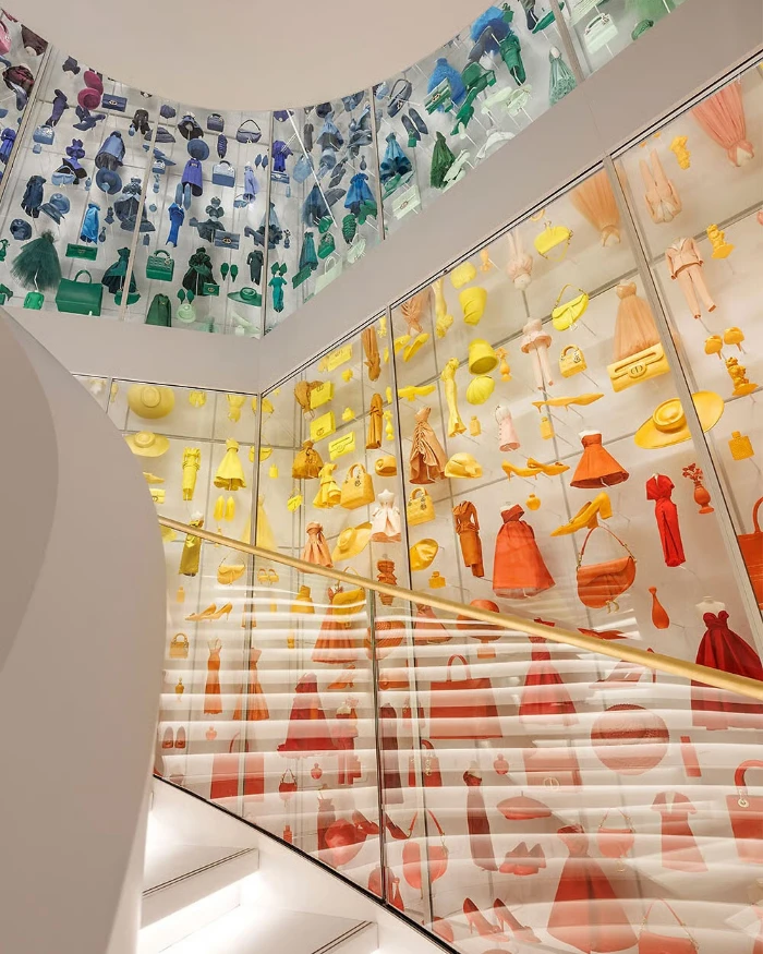 Foto do Interior da flagship da Dior em Paris
