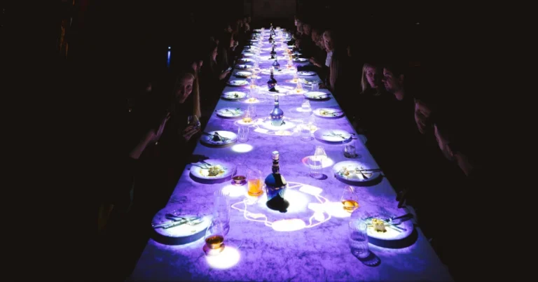 Foto da mesa com projeções no jantar da Royal Salute no Rosewood em São Paulo