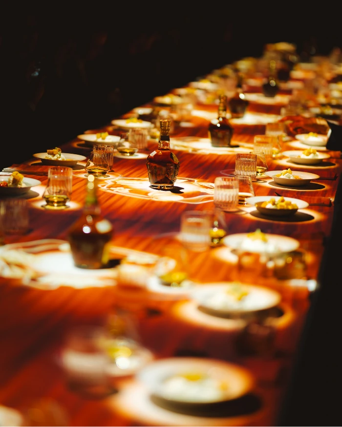 Foto da mesa com projeções no jantar da Royal Salute no Rosewood em São Paulo
