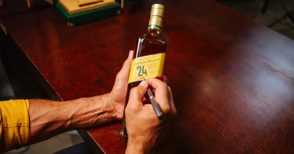 Cafu assinando a garrafa de Johnnie Walker 24 anos