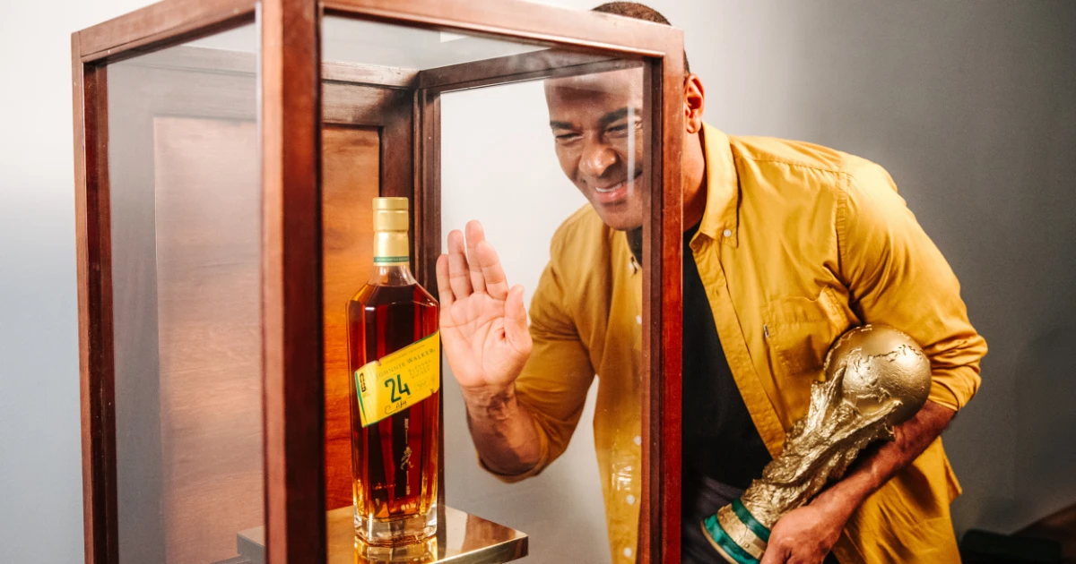 Johnnie Walker e Cafu promovem leilão beneficente inspirado no tempo entre conquistas históricas do Brasil 