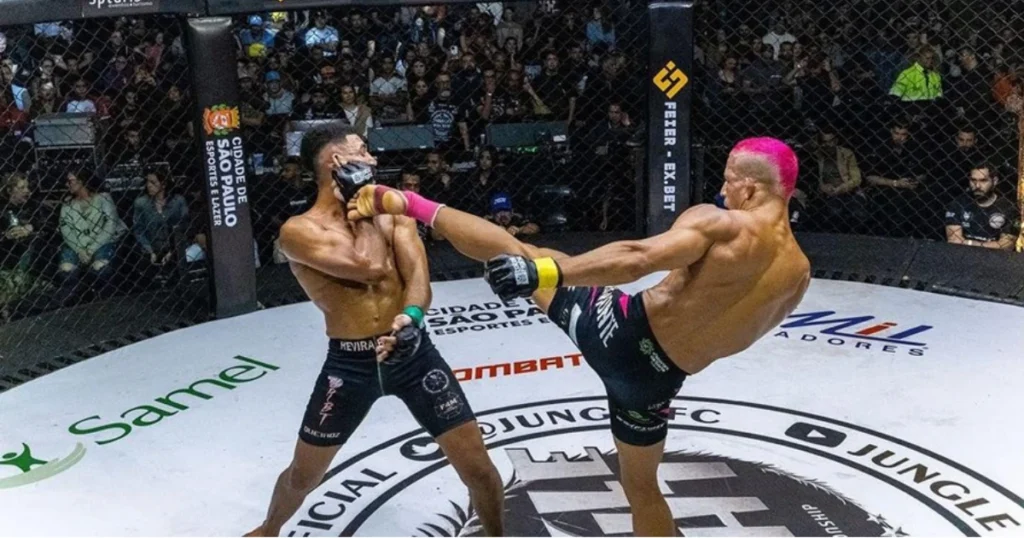 Foto de dois lutadores competindo no Jungle Fight