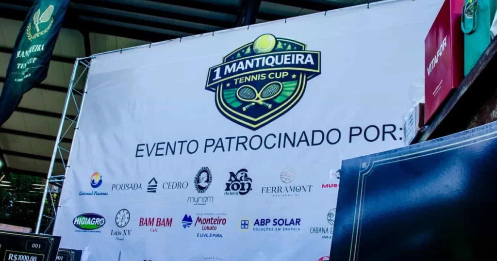 Foto da backdrop da primeira edição do Mantiqueira Tennis Cup Winter Edition com as logos dos patrocinadores