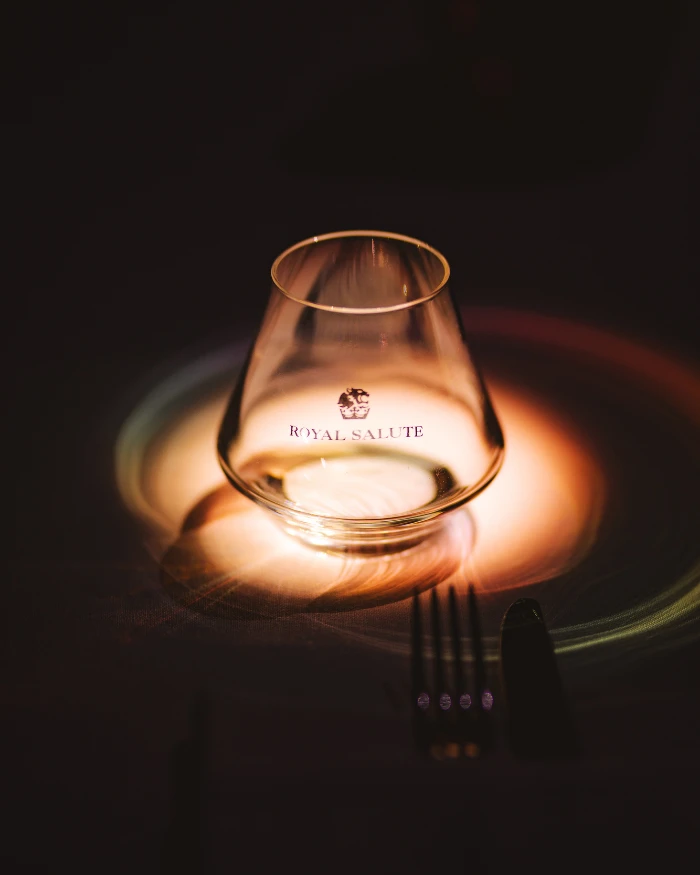 Foto de um copo com a marca da Royal Salute