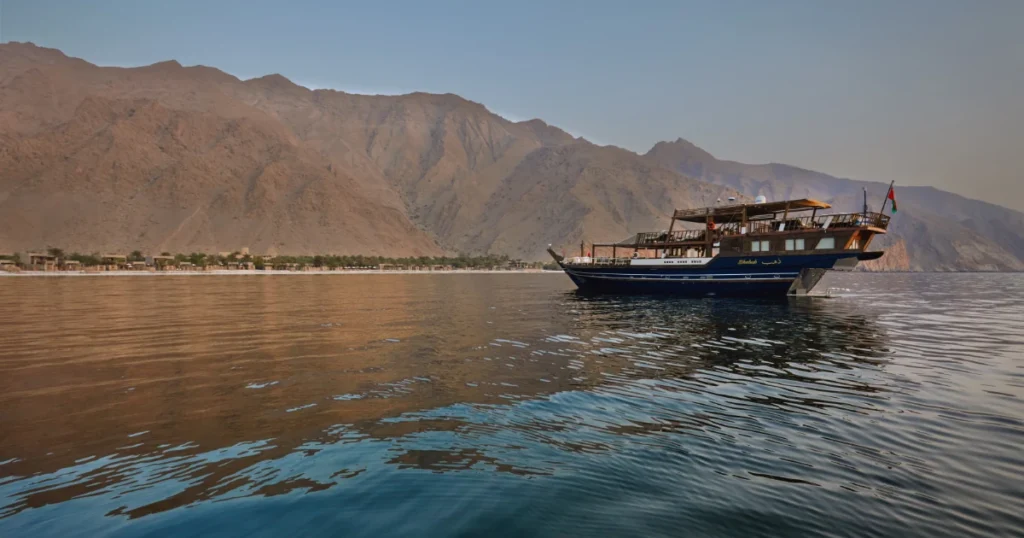 Foto de um dhow omanense artesanal do Six Senses Zighy Bay em Omã