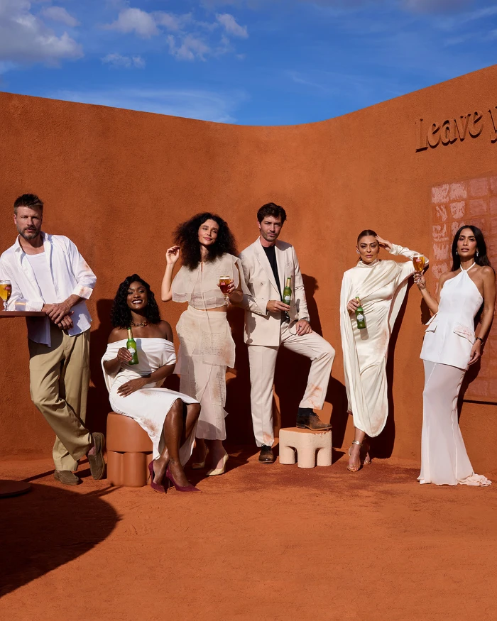 Foto do Clay Bar da Stella Artois feito com saibro de Roland-Garros, reunindo artistas e celebridades