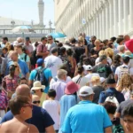 Foto de uma multidão em um lugar público