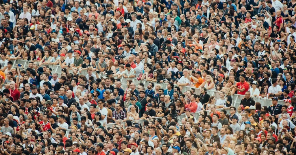 Foto de muitas pessoas aparentemente em um espaço de um festival ou evento