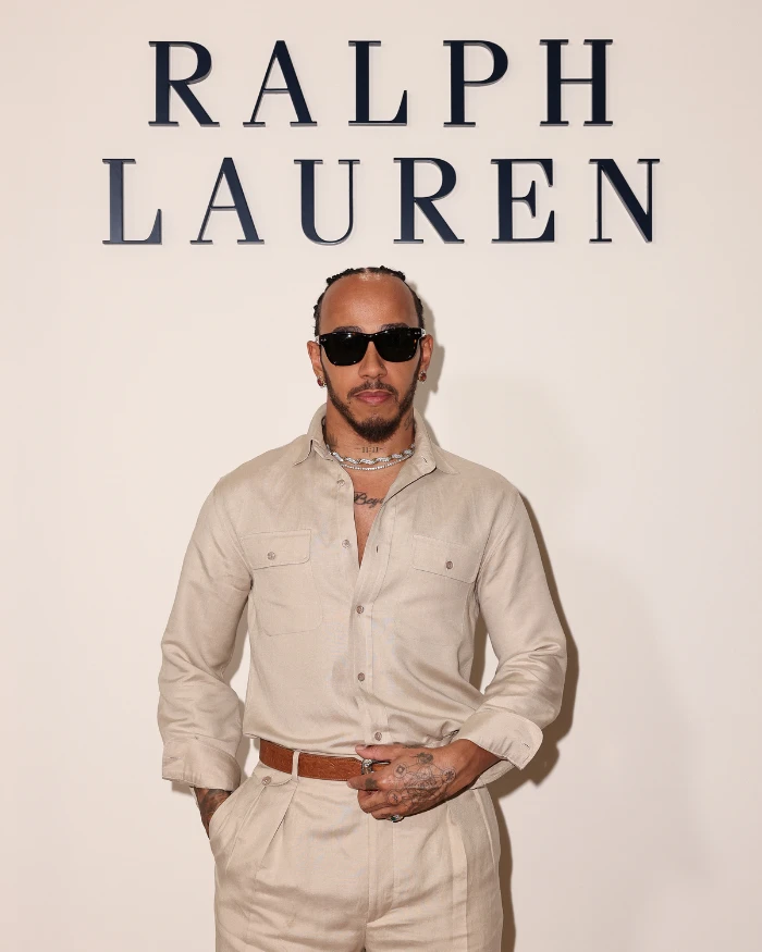 Foto do Lewis Hamilton no desfile da Ralph Lauren