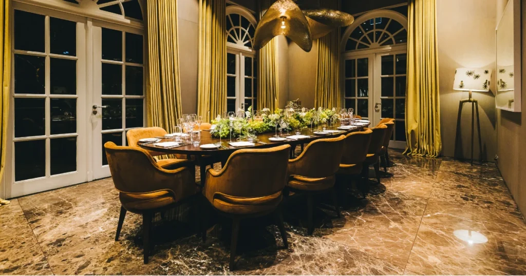 Foto da Sala Ruinart com uma mesa grande e cadeiras