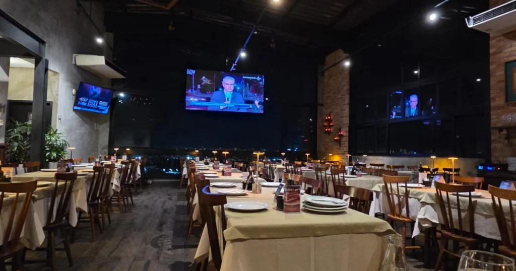 Foto da Troina PIzza Gourmet com telão de led para a Copa do Mundo