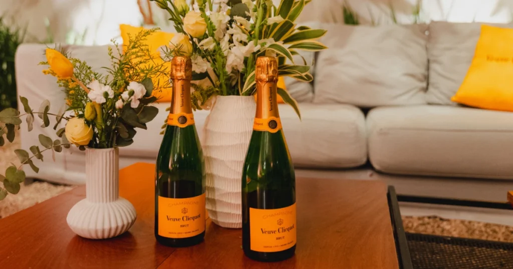 Foto do ambiente do jantar de inauguração do Bold Woman by Veuve Clicquot com destaque para duas garrafas de champagne da Veuve Clicquot