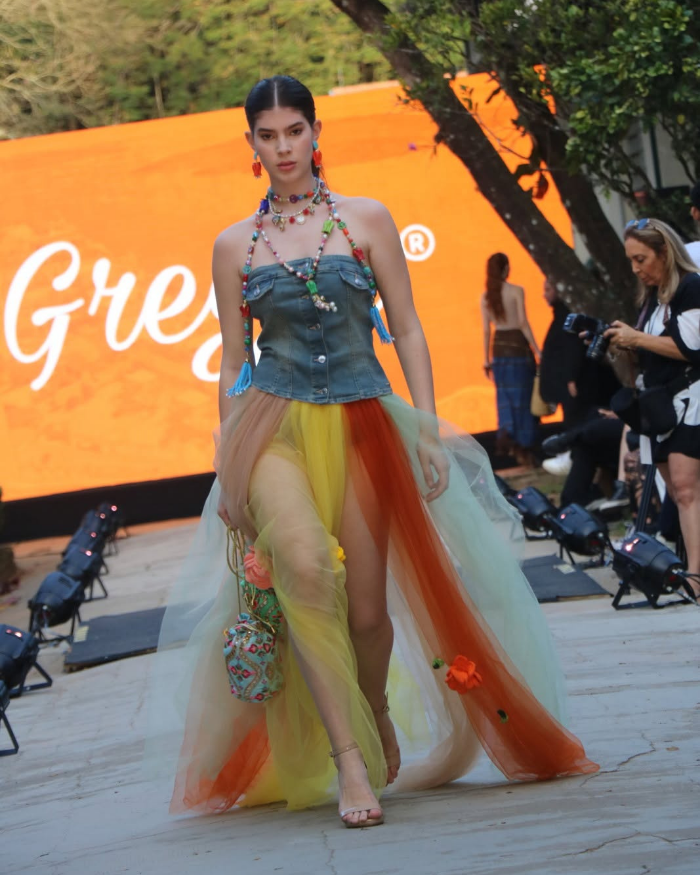 Foto de uma modelo da Gregga Store desfilando durante a 13ª edição do Vale Fashion em São José dos Campos / SP