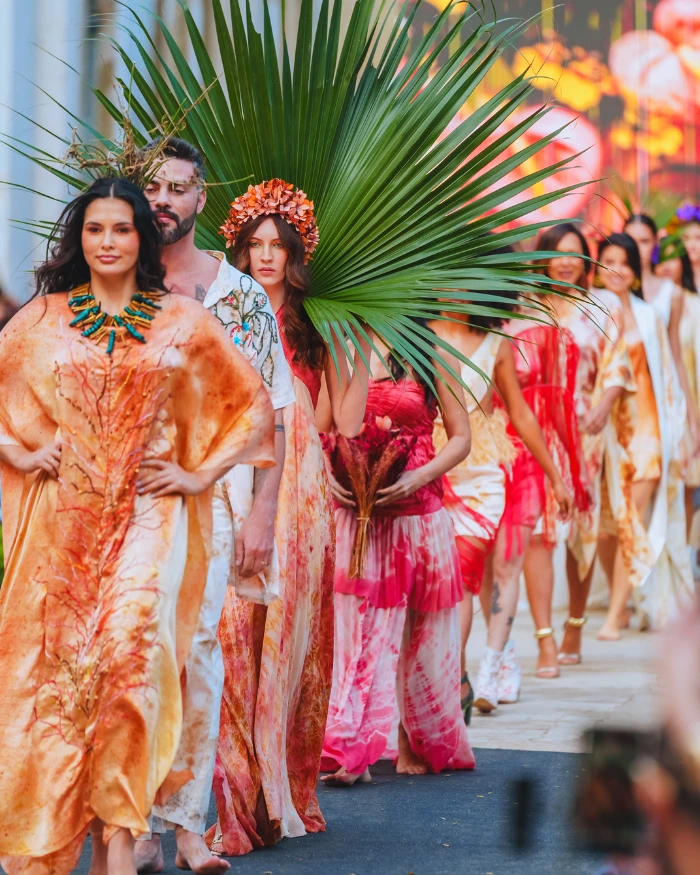 Foto de modelos desfilando durante o Vale Fashion em São José dos Campos