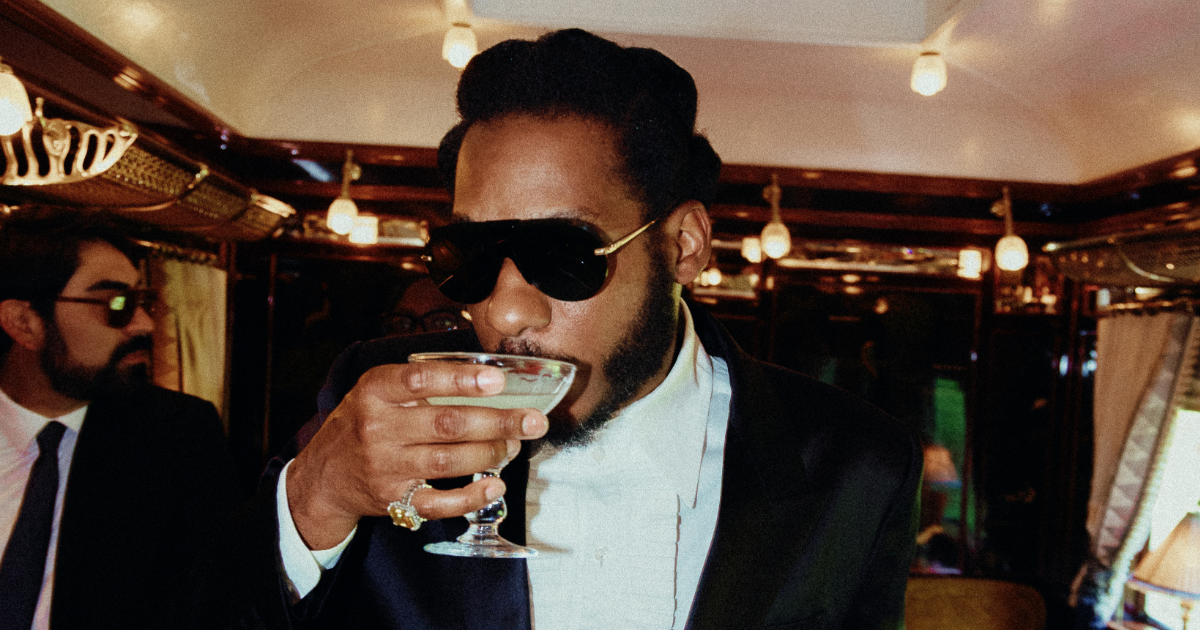 Leon Bridges faz apresentação surpresa em trem de luxo da Belmond