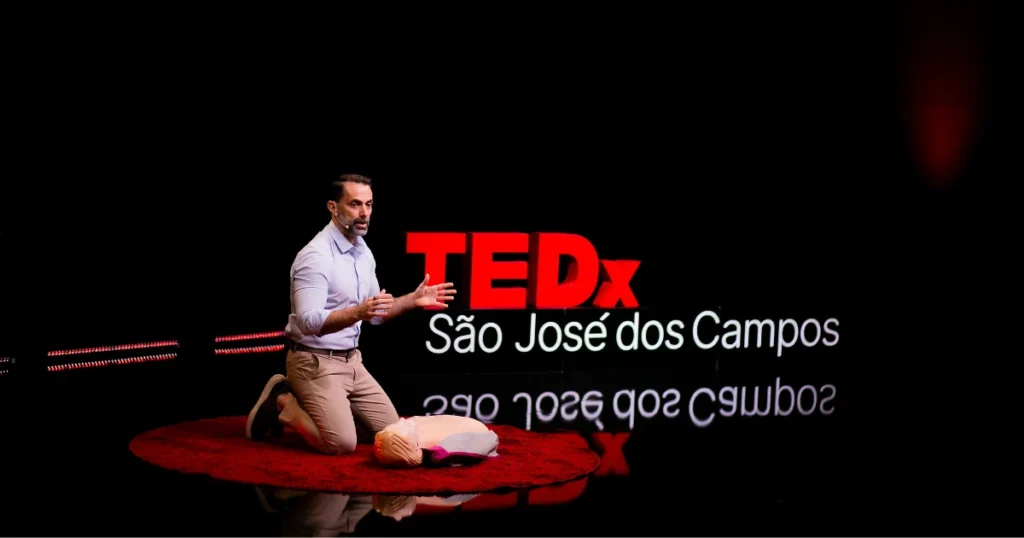 Foto do Dr. Pedro Duccini no palco do TEDx São José dos Campos em 2025