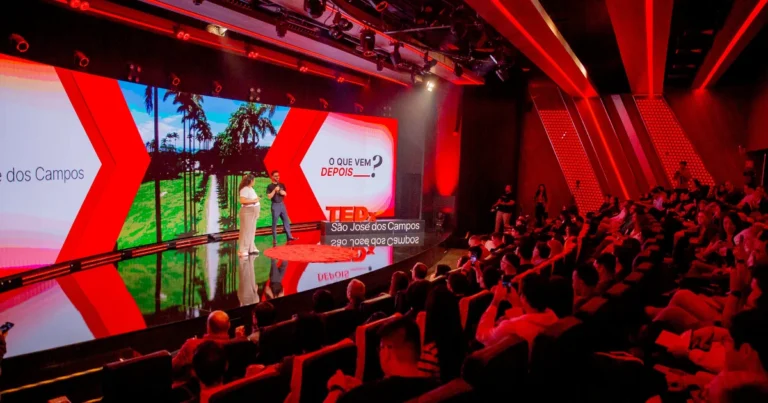 Foto do palco do TEDx São José dos Campos que aconteceu em 2025