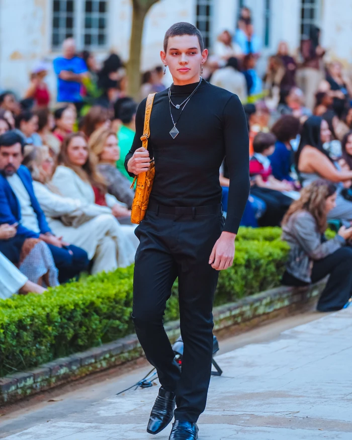Foto de um modelo desfilando durante o Vale Fashion em São José dos Campos