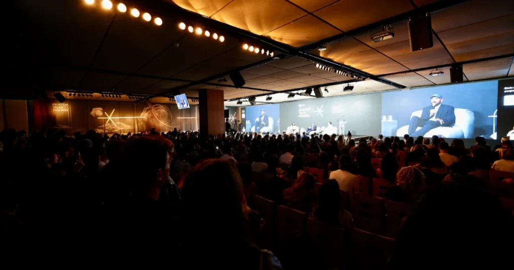 Foto do palco da última edição do Iguatemi Fashion Talks em São Paulo
