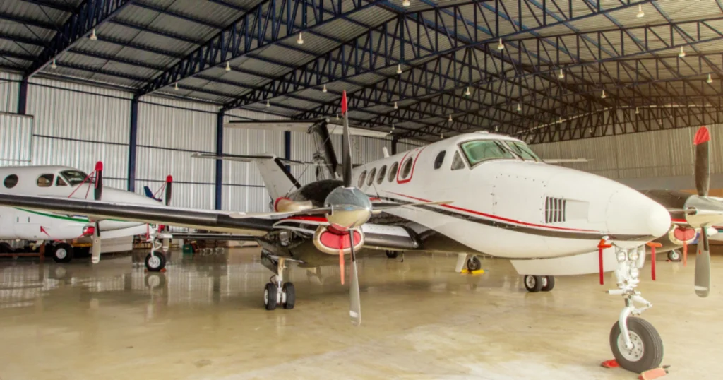 Aviões em um hangar no Aeroporto de Goiânia