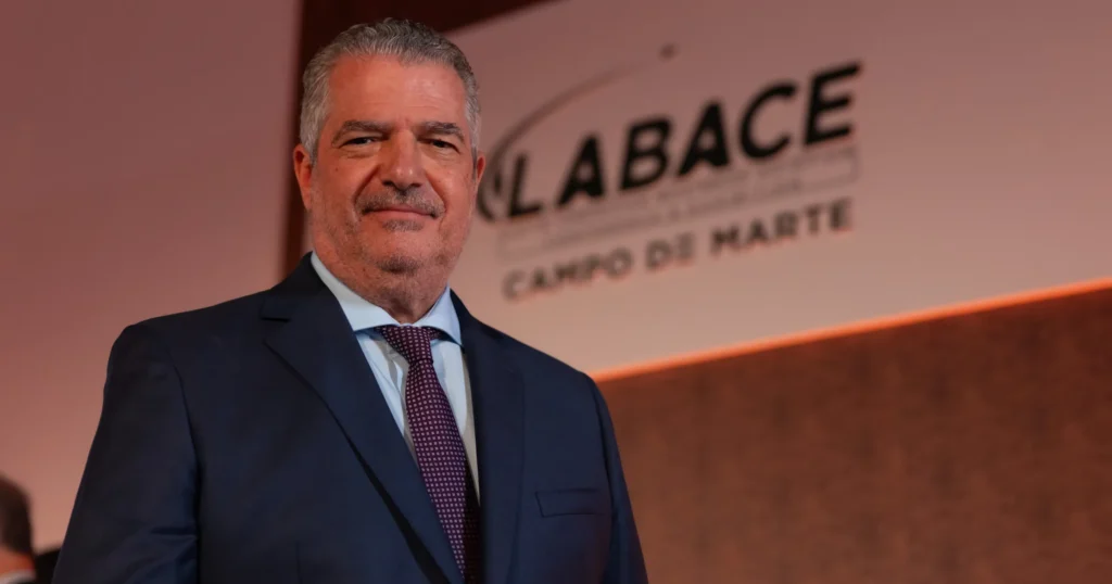 Foto do Flavio Pires, CEO da Labace, um homem branco com terno azul