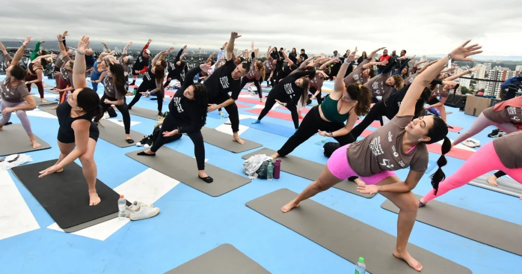 Foto de praticantes de yoga no heliponto