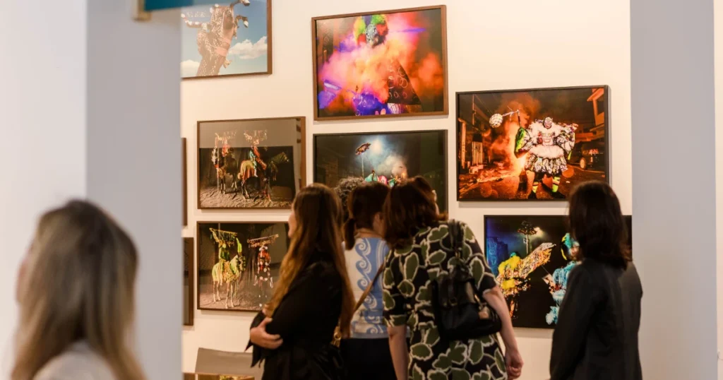 Foto do público vendo artes durante a ArtRio 2025