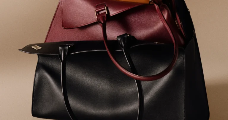 Foto de três modelos da bolsa Clash de Cartier