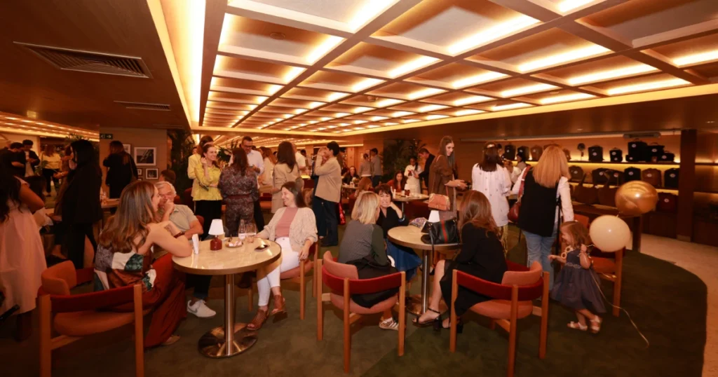 Foto dos convidados na abertura do Café Birman no CJ Fashion