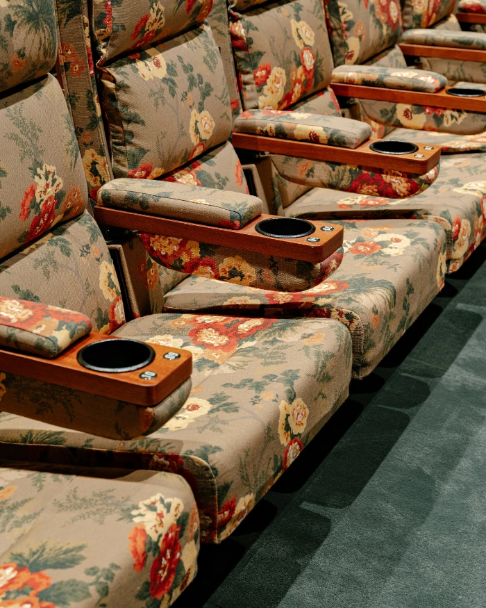 Foto da estampa floral das poltronas do Cine Tutu
