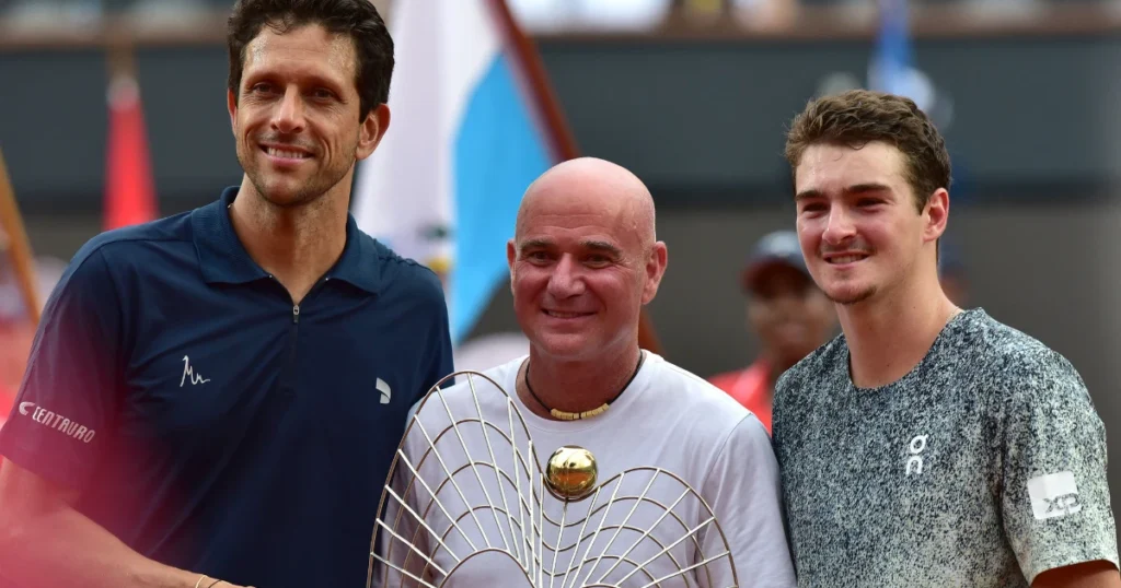 Foto de João Fonseca e Marcelo Melo após vencer o Rio Open em 2026