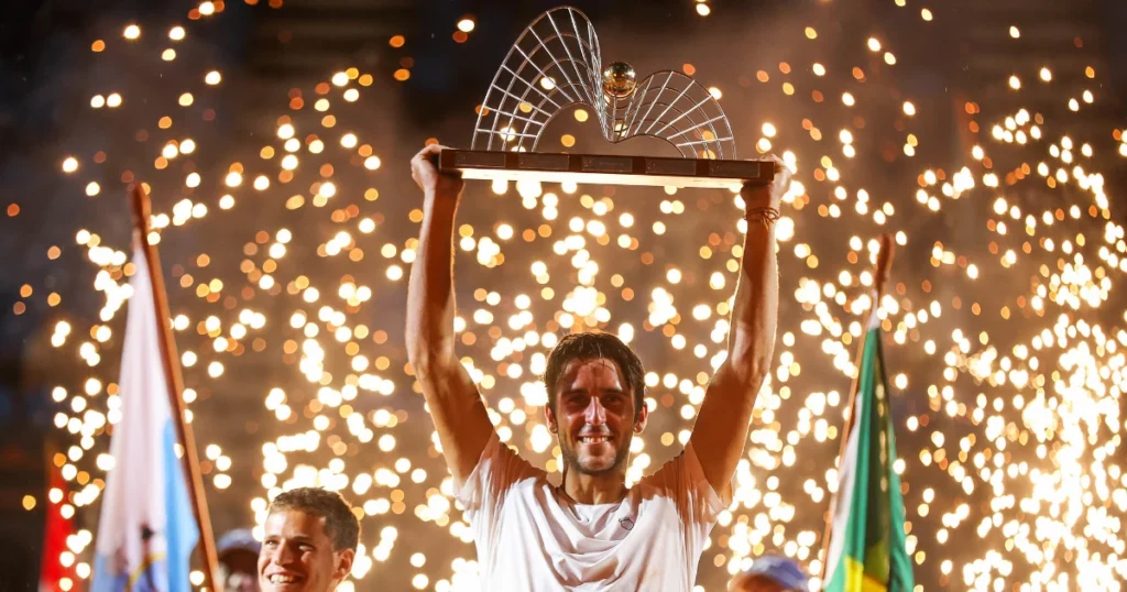 Foto do tenis Tomas Martin Etcheverry, campeão do Rio Open 2026