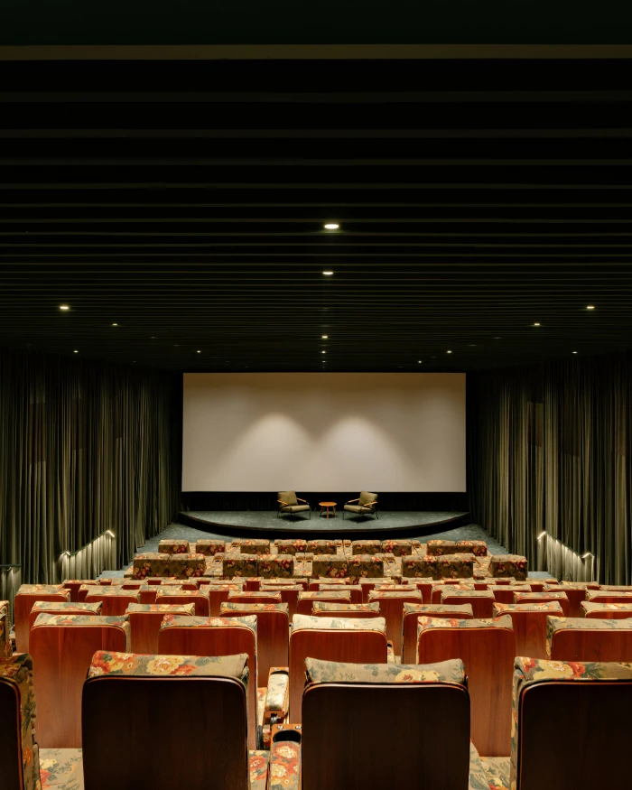 Foto da sala do Cine Tutu com vista das poltronas para o palco/tela