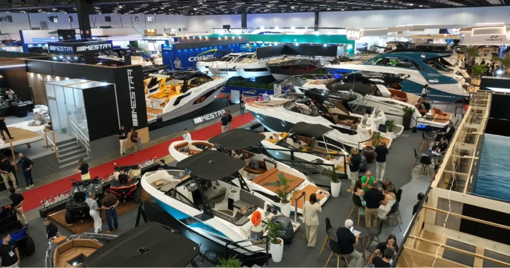Foto da exposição de diversos barcos no São Paulo Boat Show
