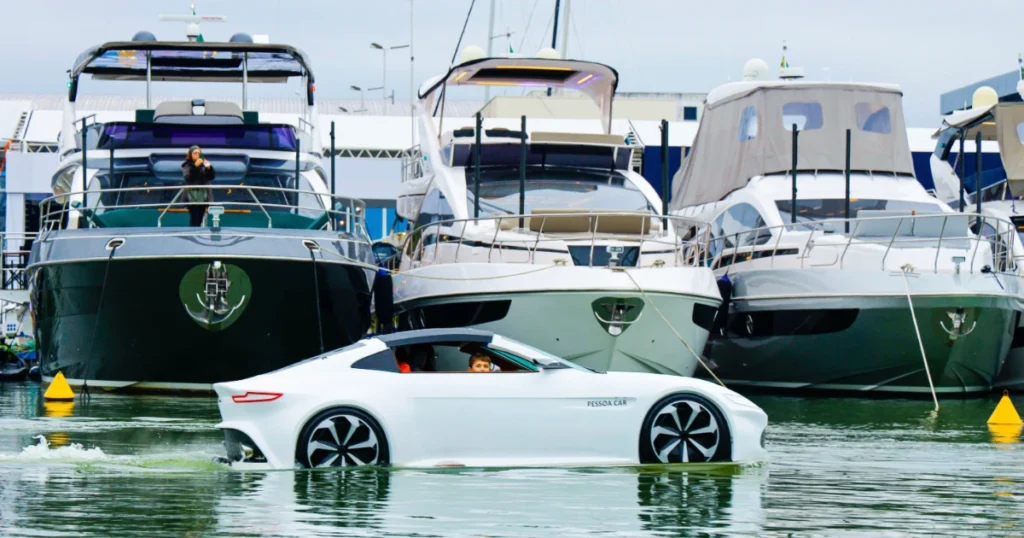 Foto do Seacar, um barco em formato de carro