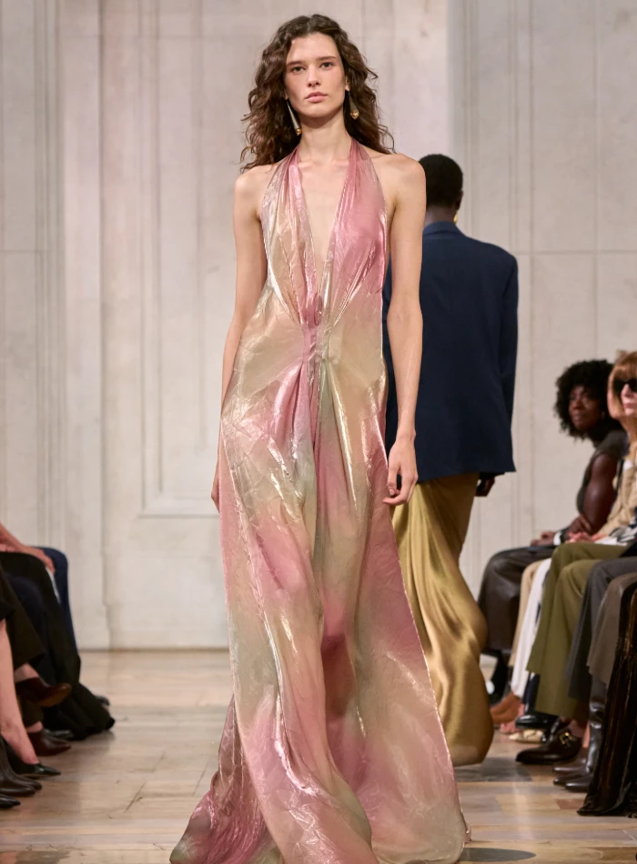 Modelo vestindo o Look 47 da coleção de Spring 2027 da Ralph Lauren.