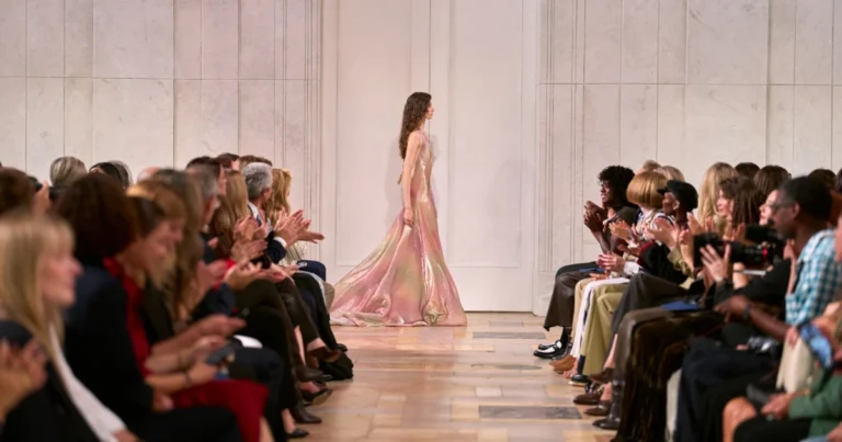 Foto do desfile da Coleção Spring 2027 da Ralph Lauren, em destaque há o Look 47 da coleção