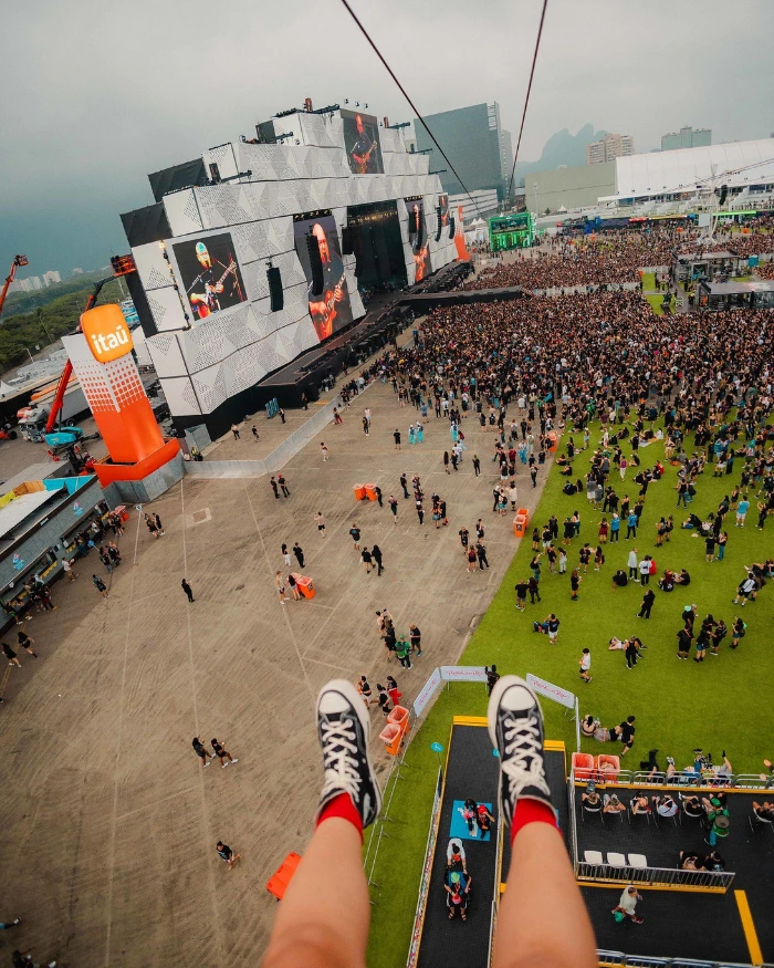 Foto de uma pessoa descendo a Tirolesa do Rock in Rio