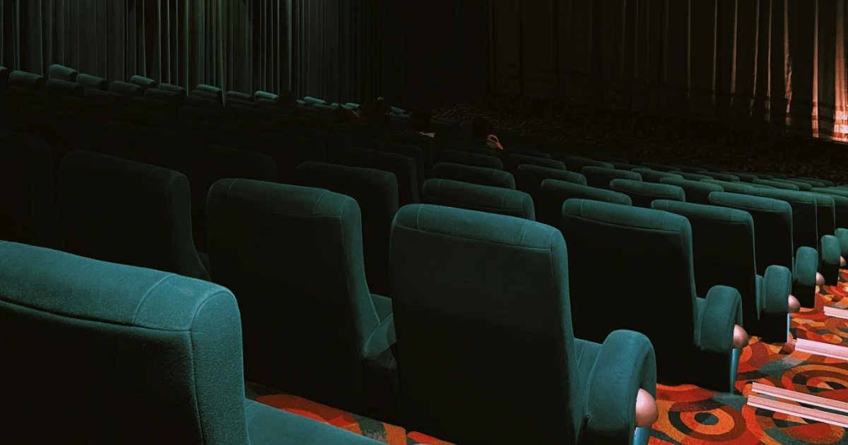 Foto de várias poltronas de um anfiteatro representando a ideia de treinamentos e apresentações