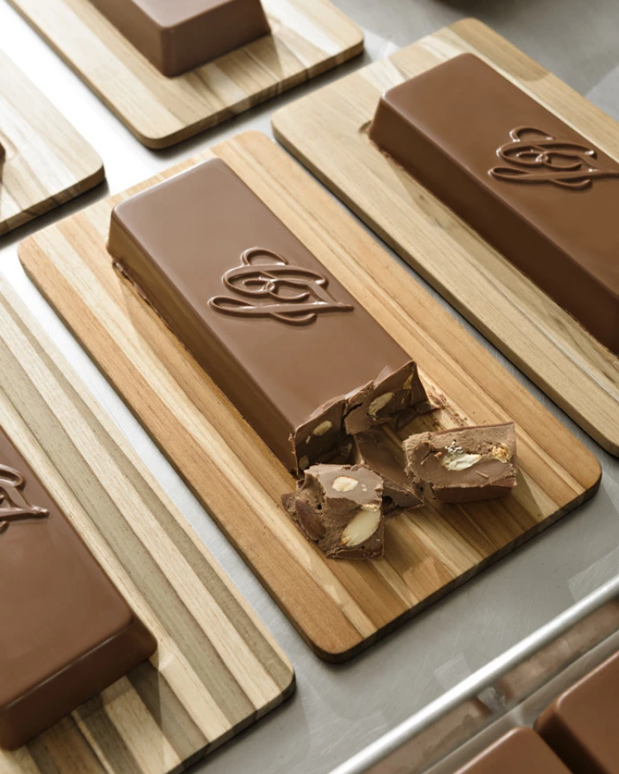 barra de chocolate com o monograma da Chocolat du Jour formando um "CJ"