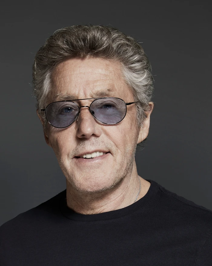 Foto do músico Roger Daltrey, um homem branco de cabelos grisalhos