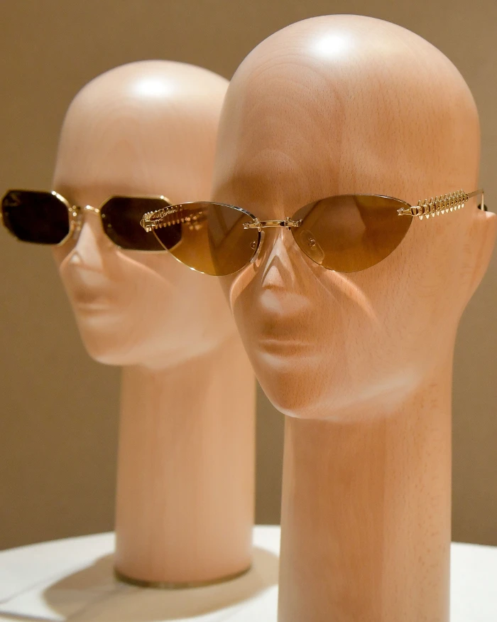 Foto de dois modelos de óculos da coleção Clash Eyewear da Cartier