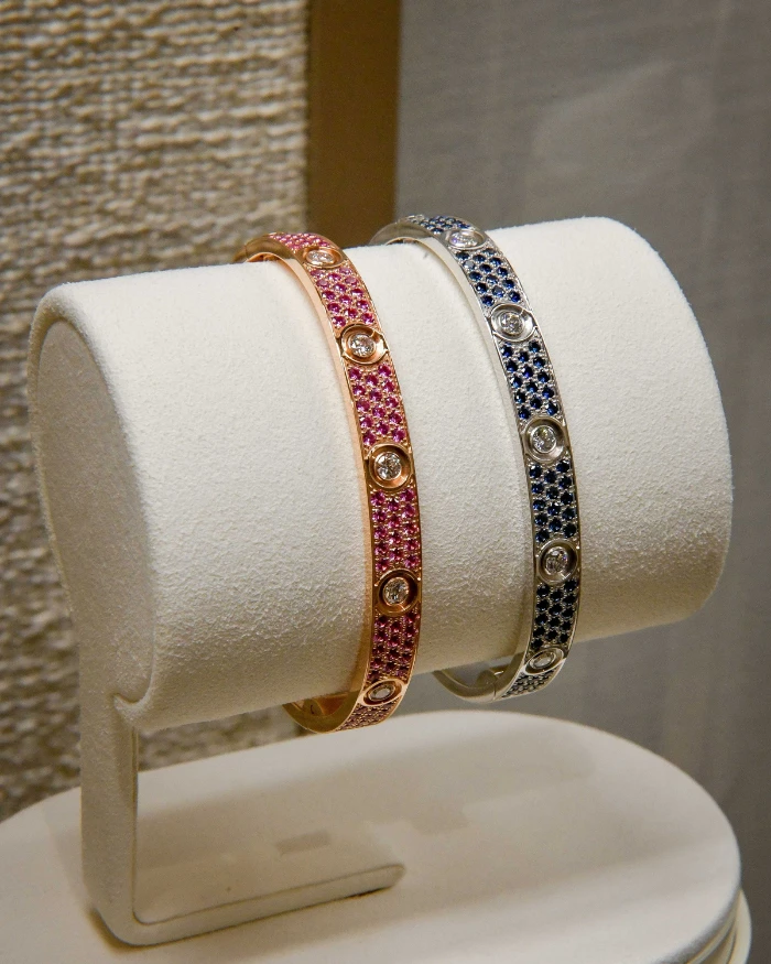 Foto de duas pulseiras da coleção LOVE da Cartier 