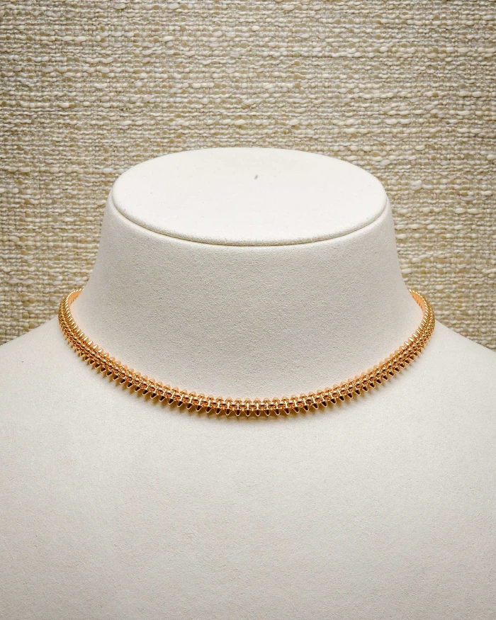 Foto do Colar Clash de Cartier em um manequim