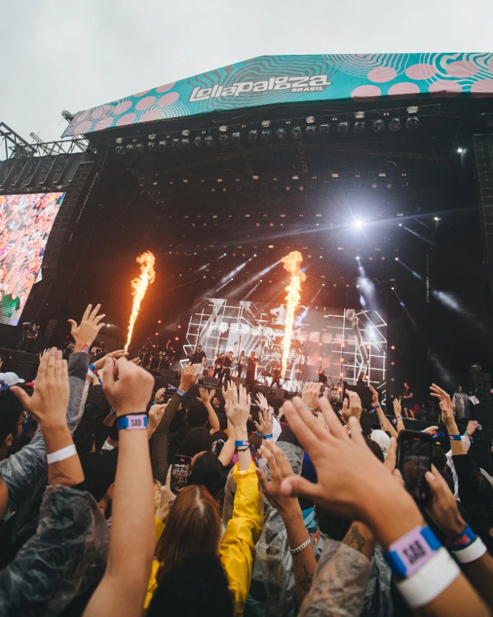 Foto do público no Lollapalooza em 2024