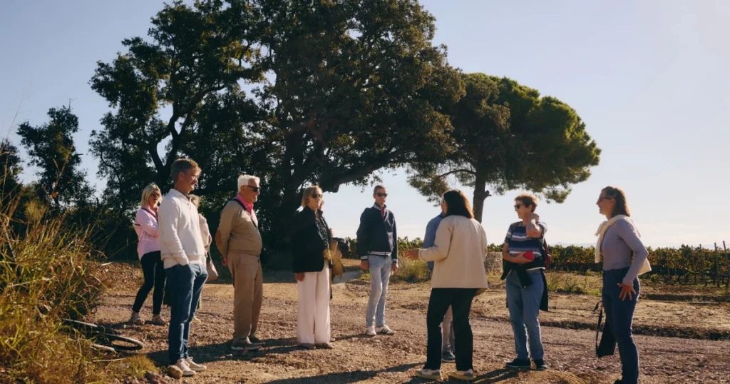 Na Riviera Francesa, a experiência inclui caminhadas pelos vinhedos e trilhas, acompanhadas pelas equipes responsáveis pelo trabalho cotidiano de conservação
