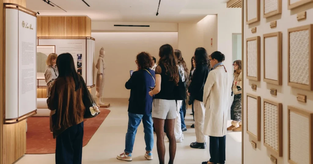 Na Itália, os visitantes também puderam acompanhar técnicas como a união de malhas, os reparos e os acabamentos manuais, conhecimentos transmitidos entre gerações
